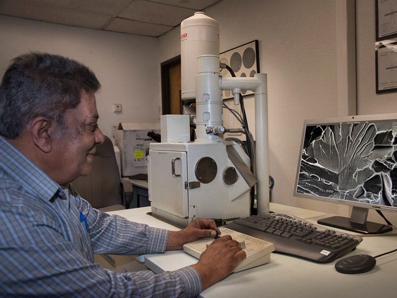 Metallurgical laboratory testing with electron microscope